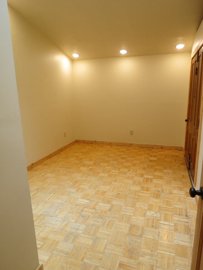 Building Photo - 11 Plumb St