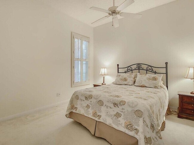 Building Photo - 8533 SE Palm Hammock Ln