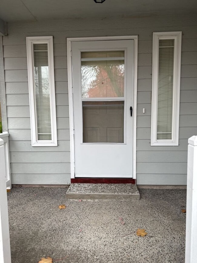 Building Photo - Charming 2 Bedroom Townhome