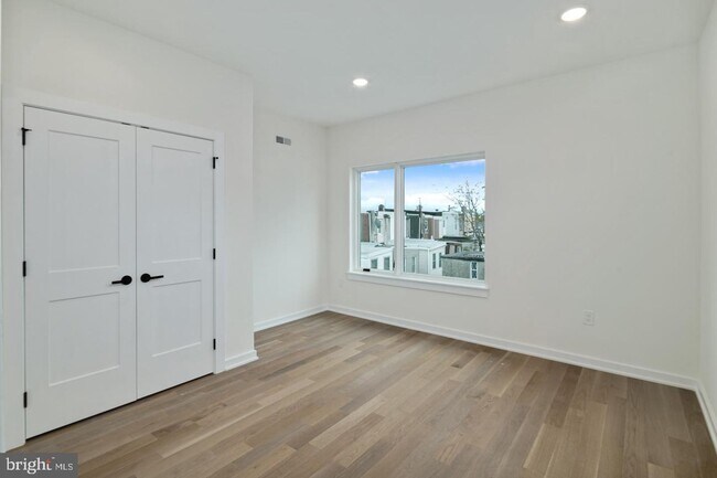 Building Photo - Olde Kensington Two Bedroom Condo