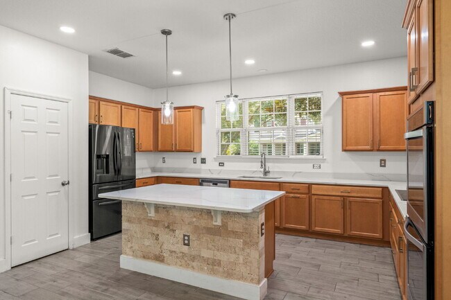 Building Photo - Spacious 3-Bed, 2.5 Bath End Unit Townhome in Windermere with 2 Car Garage!