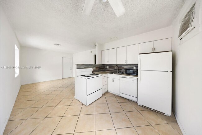 Building Photo - 400 SE 31st St