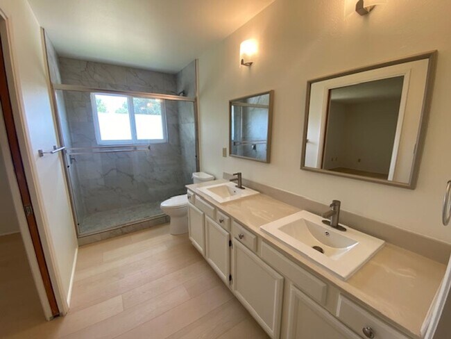 Building Photo - 11755 Tam O'Shanter Dr
