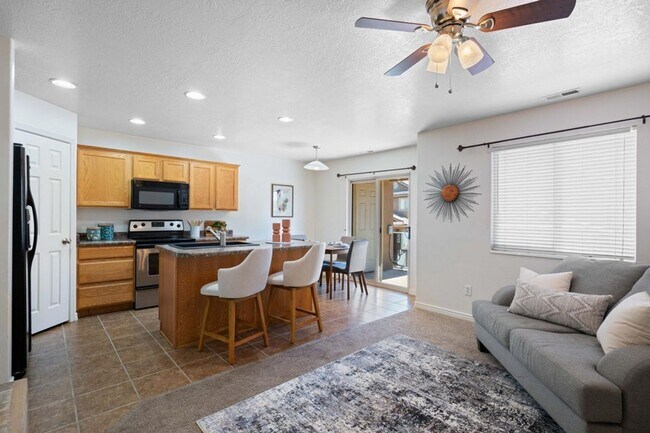 Building Photo - Beautiful 3 Bedroom Townhome In Hidden Valley Heights