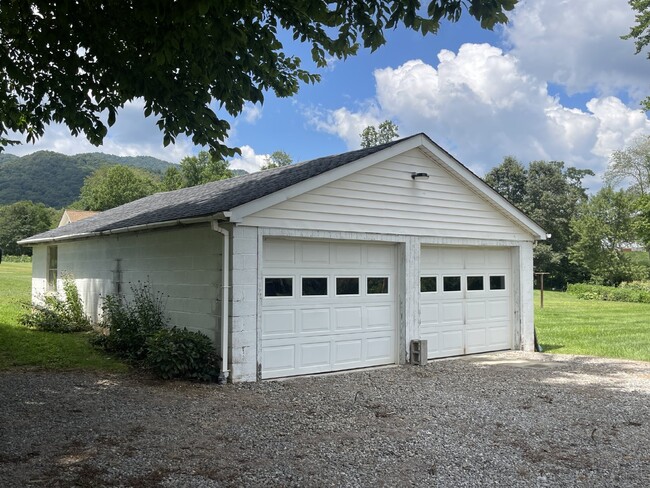 Building Photo - 3 bedroom, 2 bath 15 MINUTES  to Asheville...