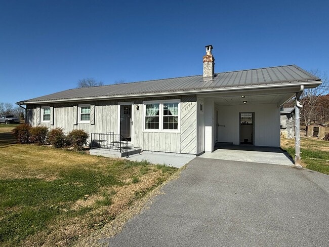 Building Photo - Intro to Homesteading! 3/1 furnished Property for rent