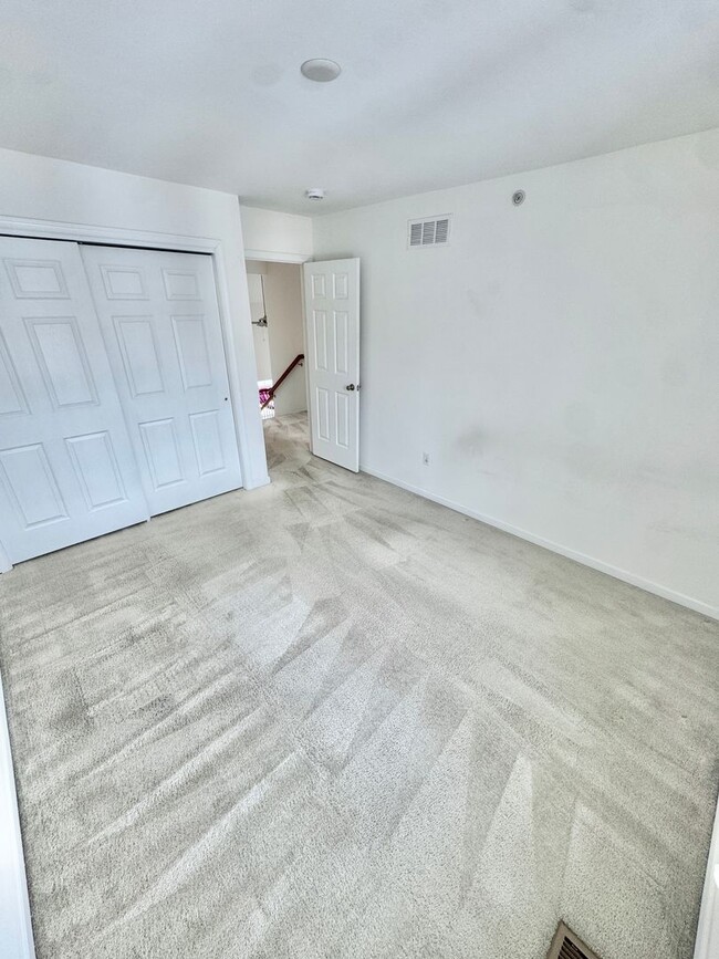 Building Photo - THREE BEDROOM TOWNHOME- PARKLAND SCHOOLS