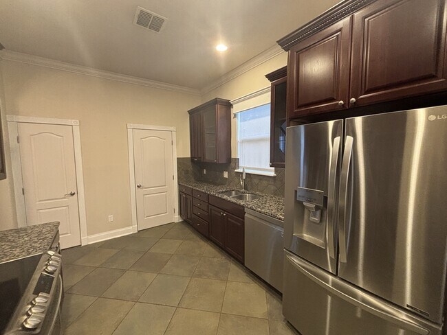 Building Photo - 827 Meridale Ave