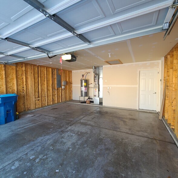 Building Photo - 10192 Greenmoor Dr