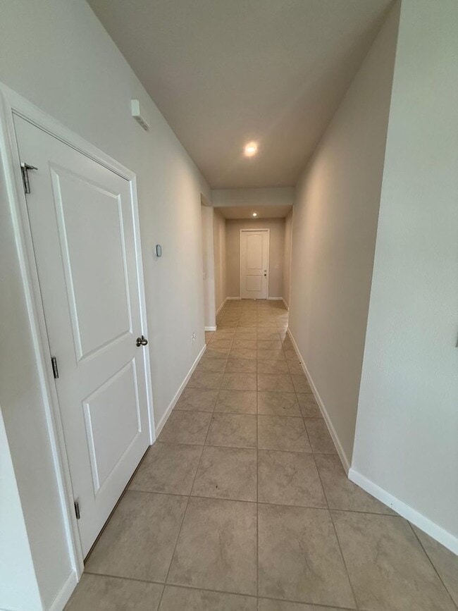 Building Photo - Beautiful 3BR/3BA Home in Creekside