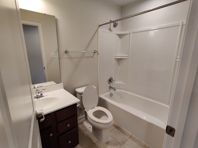 Building Photo - 3 Bedroom condo near major roadways