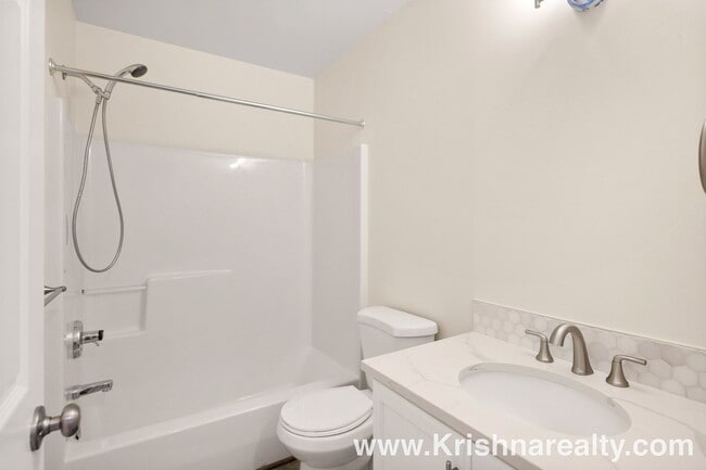 Building Photo - Charming 3 BD* 2.5 BA* Duplex **NEWLY RENOVATED** Located in Historic Orenco in the Elk Meadows C...