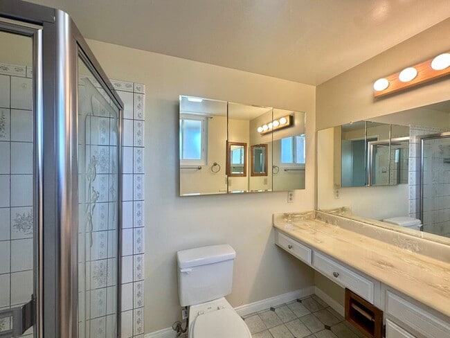 Building Photo - 4 Bedroom Home 3 Car Garage with Fenced Ya...