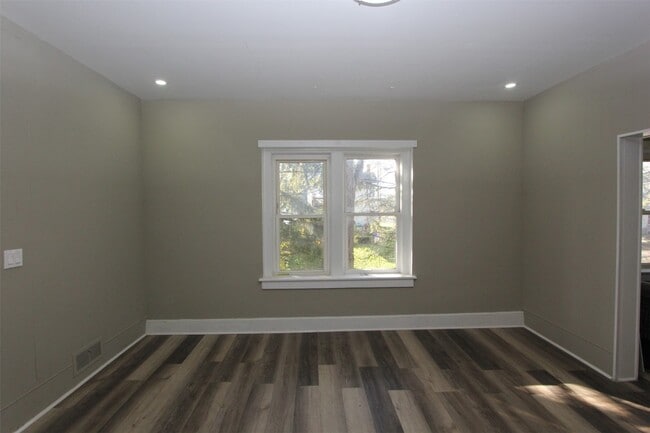 Building Photo - 12 George St