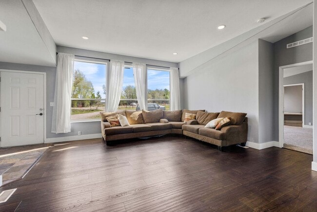 Building Photo - Short term leases available: 3 bed 2 bath ...