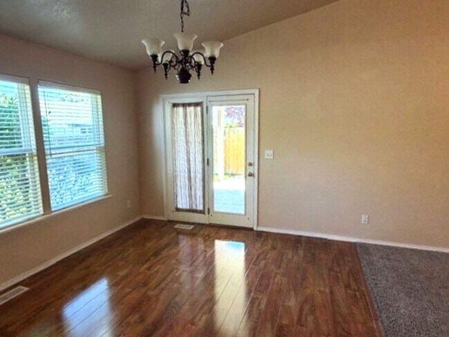 Building Photo - Beautiful and spacious 3 bed 2 bath home in Meridian just off Ten Mile and W Pine Ave