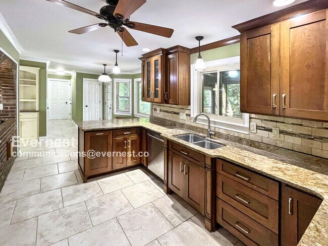 Building Photo - Beautiful 4 Bed & 2.5 Bath Home in Hixson ...