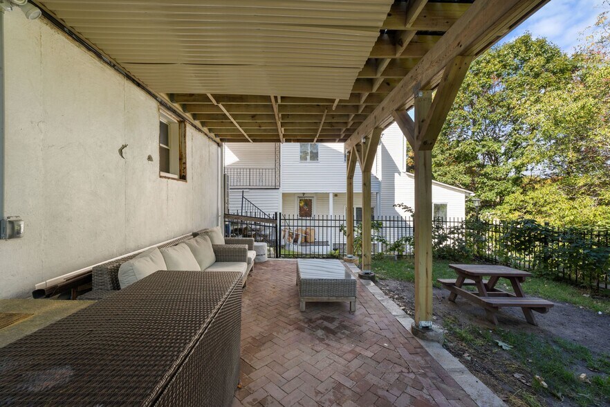 Building Photo - 203 Linwood St