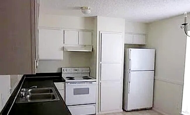 Building Photo - 1018 Pleasant Valley Ln