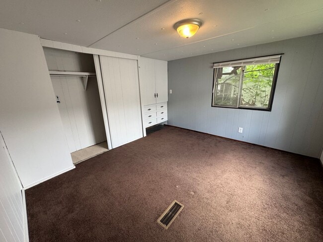 Building Photo - Cozy Spot Awaits in Columbus, Montana!