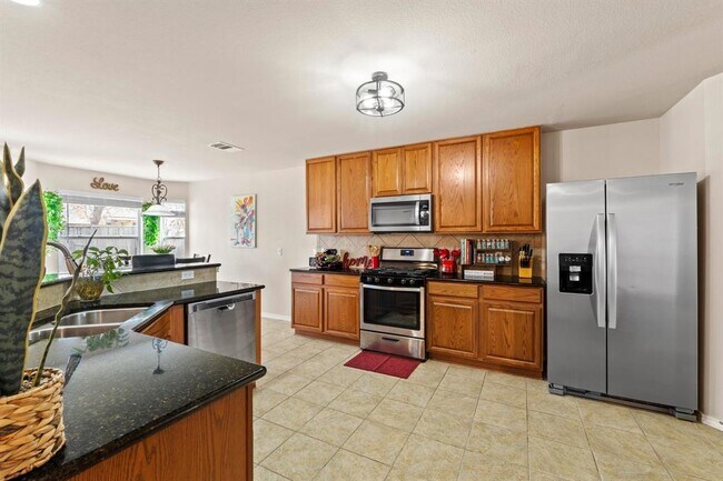 Building Photo - 525 Golden Creek Dr