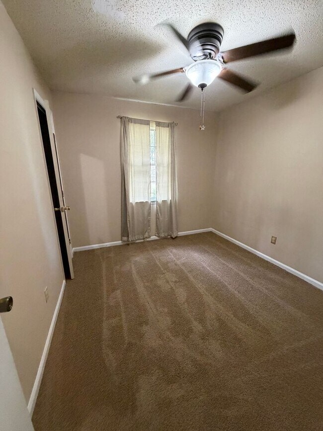 Building Photo - FOR RENT