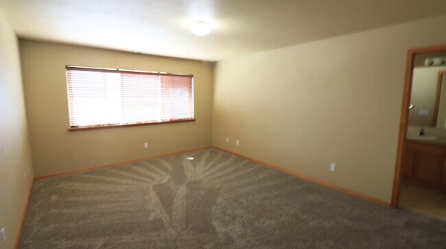 Building Photo - 3/2.5 Townhome in Redmond