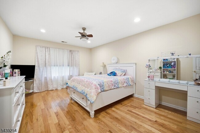 Building Photo - 75 Spring Hill Cir