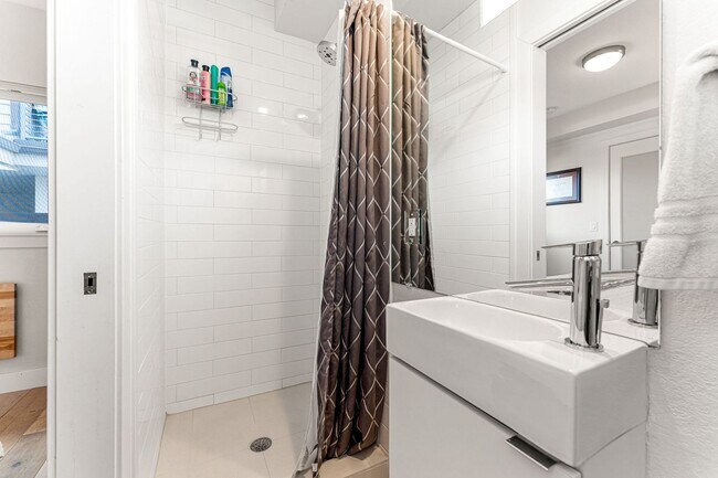 Building Photo - ROOFTOP DECK + spacious END UNIT townhome in Berkeley Neighborhood!