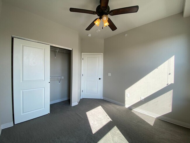 Building Photo - $1,550 | 1 Bedroom, 1 Bathroom Condo | Ava...