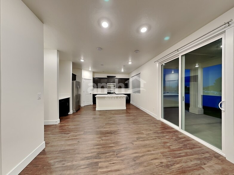 Building Photo - 752 S Rocker Ave