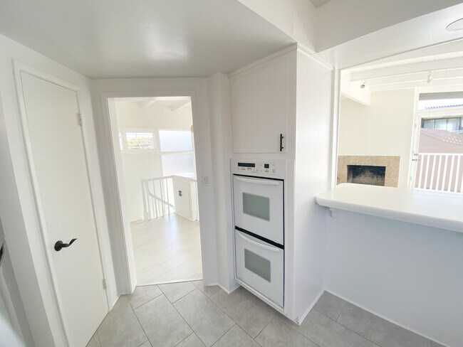 Building Photo - 233 6th St