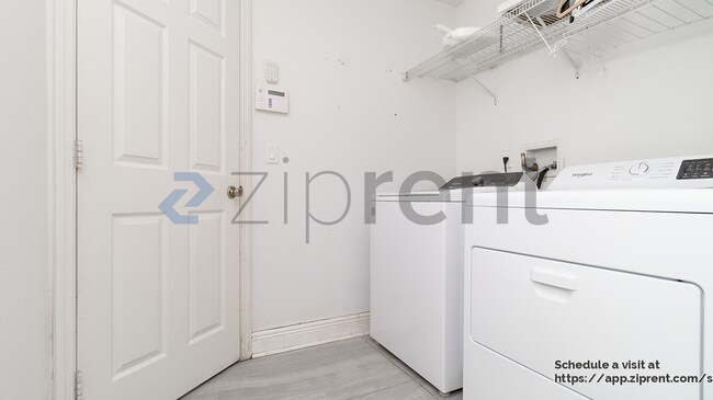 Building Photo - 714 SW Sardinia Ave