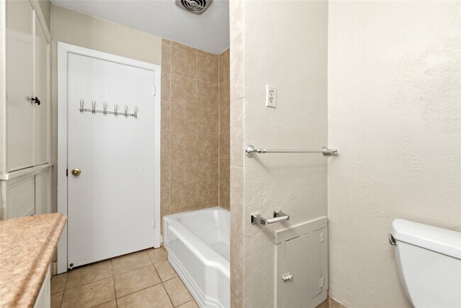 Building Photo - 8406 Highcrest Dr