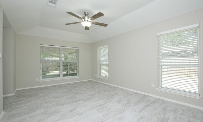 Building Photo - 833 Lakeview Dr