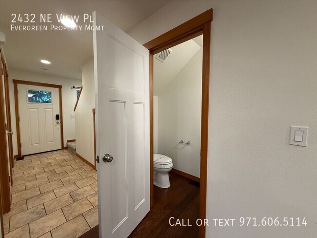 Building Photo - 2432 NE View Pl