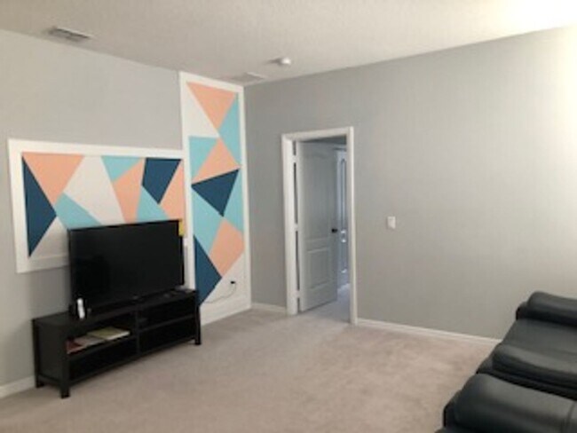 Building Photo - PRATICALLY BRAND NEW HOME IN GATED COMMUNITY!