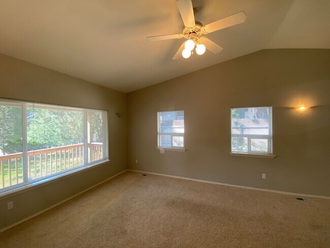 Building Photo - Spacious 2 Bedroom + office! Large yard!  ...