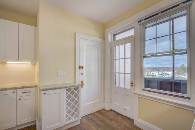 Building Photo - 321 Tappan St