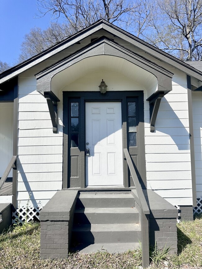 Building Photo - 3835 Sherwood St