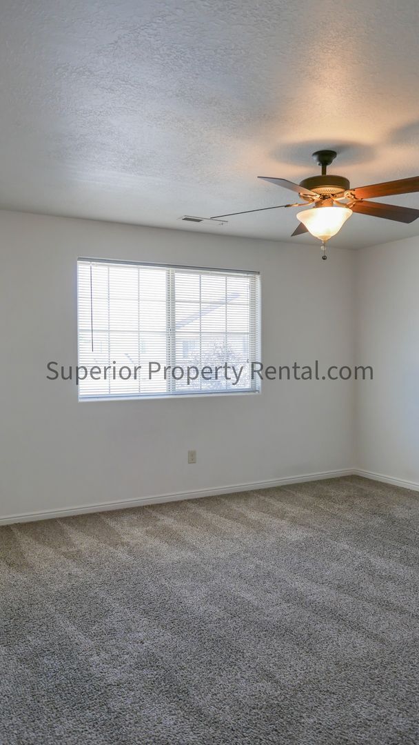 Building Photo - 3 bed, 2.5 bath town house/ Pet Friendly