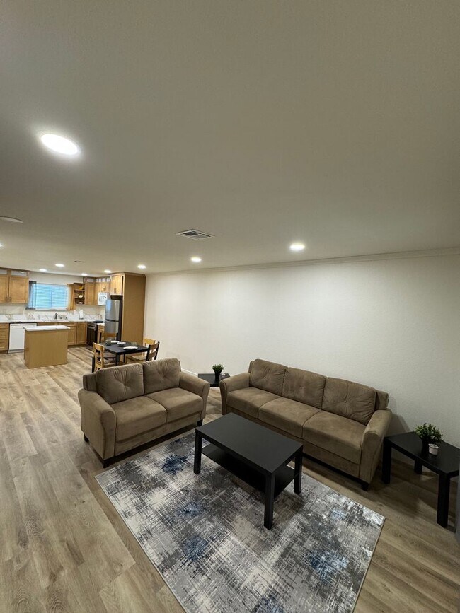 Building Photo - Beautifully Renovated 2 Bedroom Condo - Partially Furnished