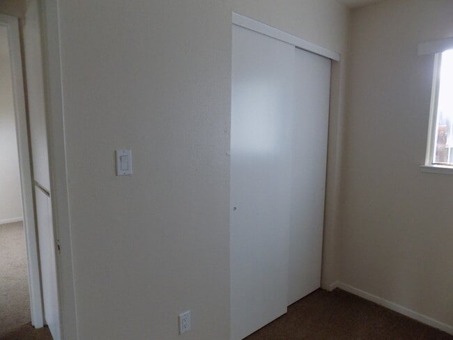 Building Photo - 498 Hintz Ave
