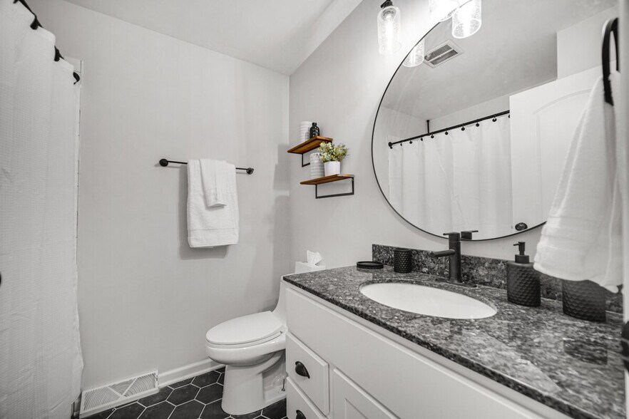 Building Photo - 560 Kathleen Dr