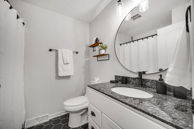 Building Photo - 706 Christy Ln