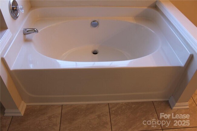 Building Photo - 2715 Old Ironside Dr