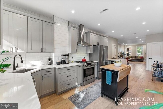 Building Photo - 121 15th St SE