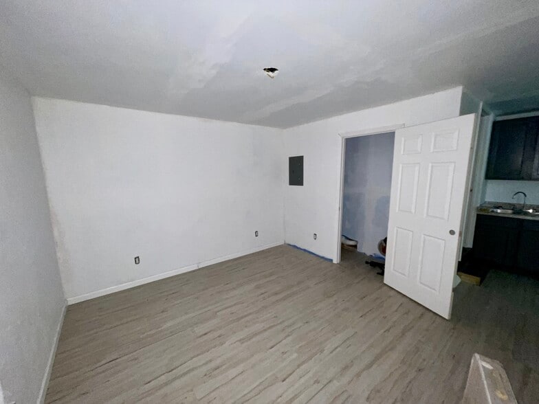 bedroom - 737 6th St NE