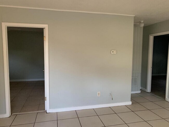 Building Photo - 825 Lyndhurst St