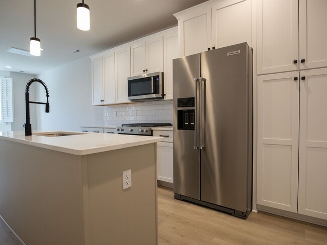 Building Photo - Walkable Short Pump Living with a Huge Private Deck